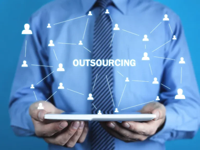 NEW Thuê ngoài (Outsourcing) là gì? Ưu điểm và hạn chế của hình thức thuê ngoài
